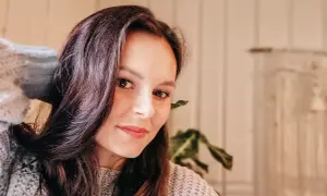 Portret Katarzyny Ciepelewskiej w swetrze, z włosami opadającymi na twarz.
