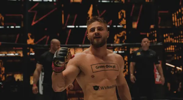 Amadeusz Ferrari kim jest? Kontrowersyjny influencer i zawodnik MMA
