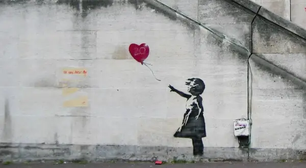 Kim jest Banksy? Tajemniczy artysta uliczny i jego niezwykłe dzieła