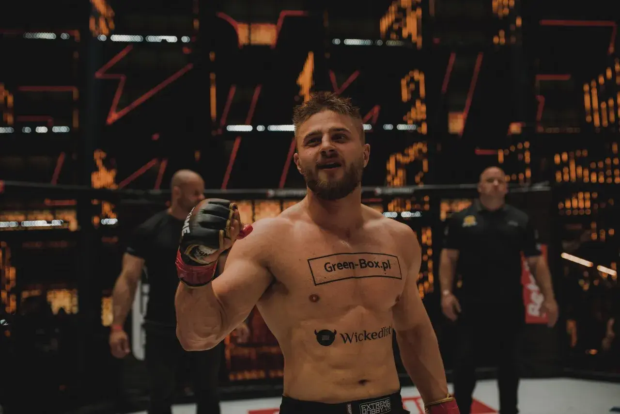 Amadeusz Ferrari kim jest? Kontrowersyjny influencer i zawodnik MMA