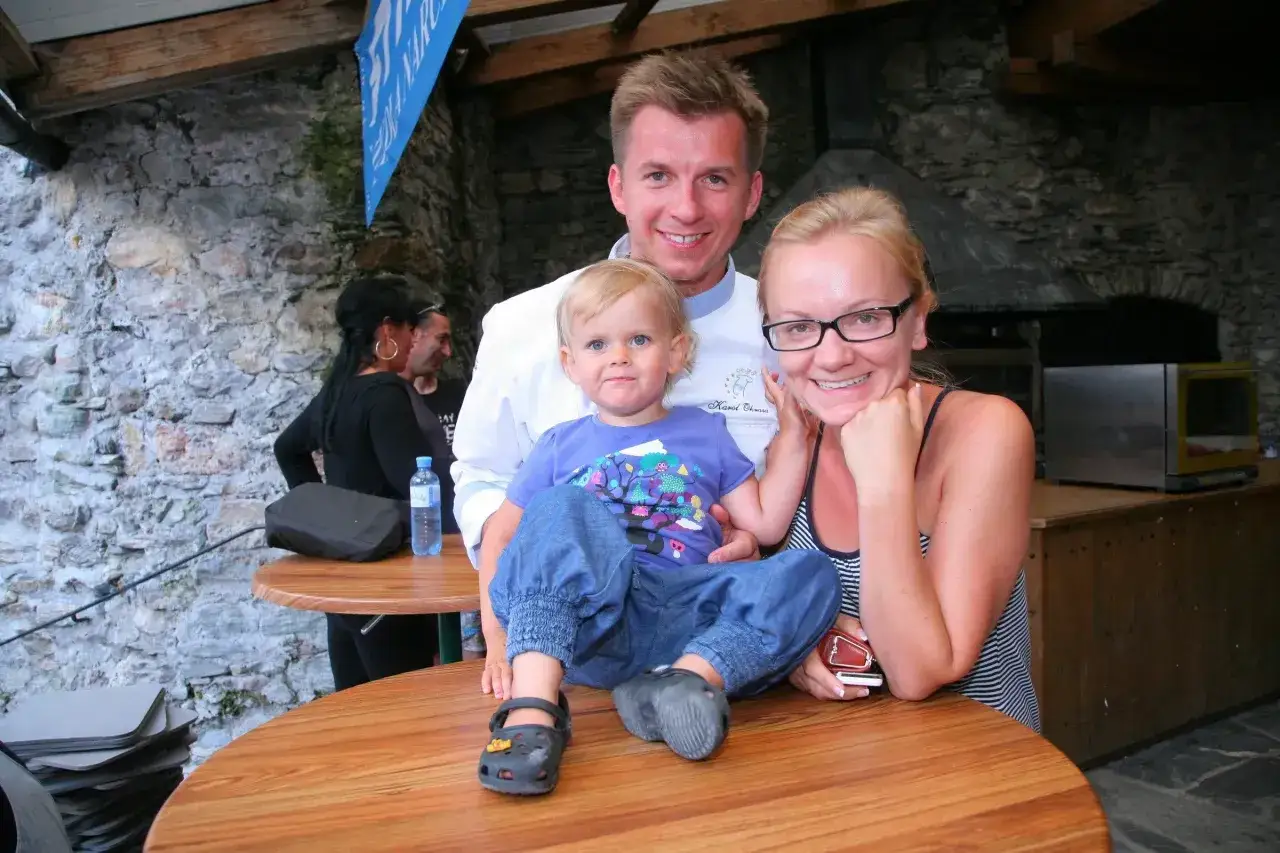 Zdjęcie Kim jest żona Karola Okras y? Historia miłości i kulinarne pasje rodziny.